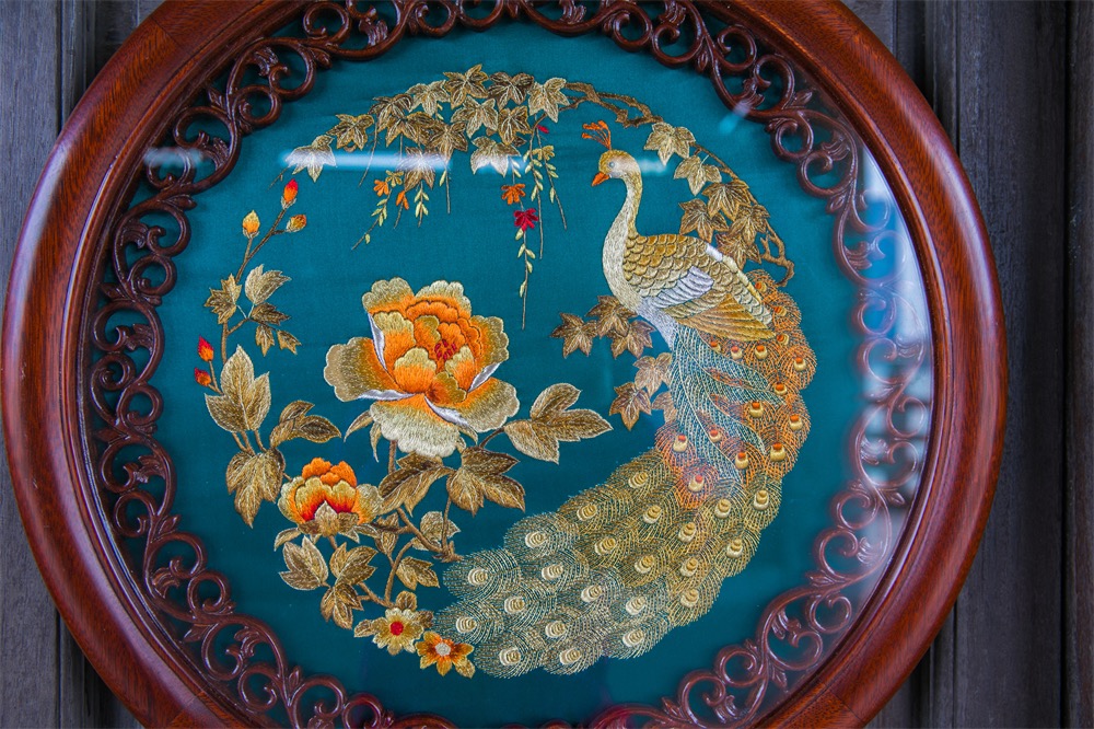 黎绣粤绣的品种繁多,应用范围十分广泛,其中高级绣品主要有条幅,挂屏