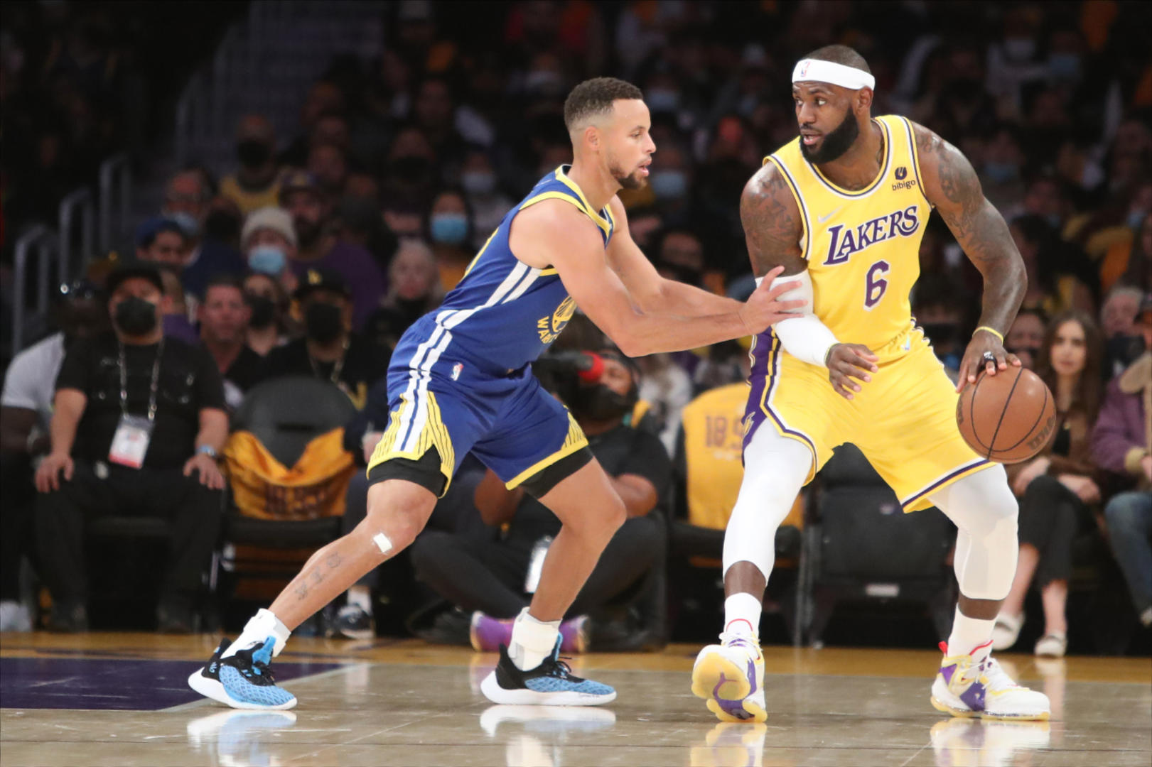 比赛赛前领取总冠军戒指,勇士也将在赛前升起2021-22赛季的总冠军旗帜