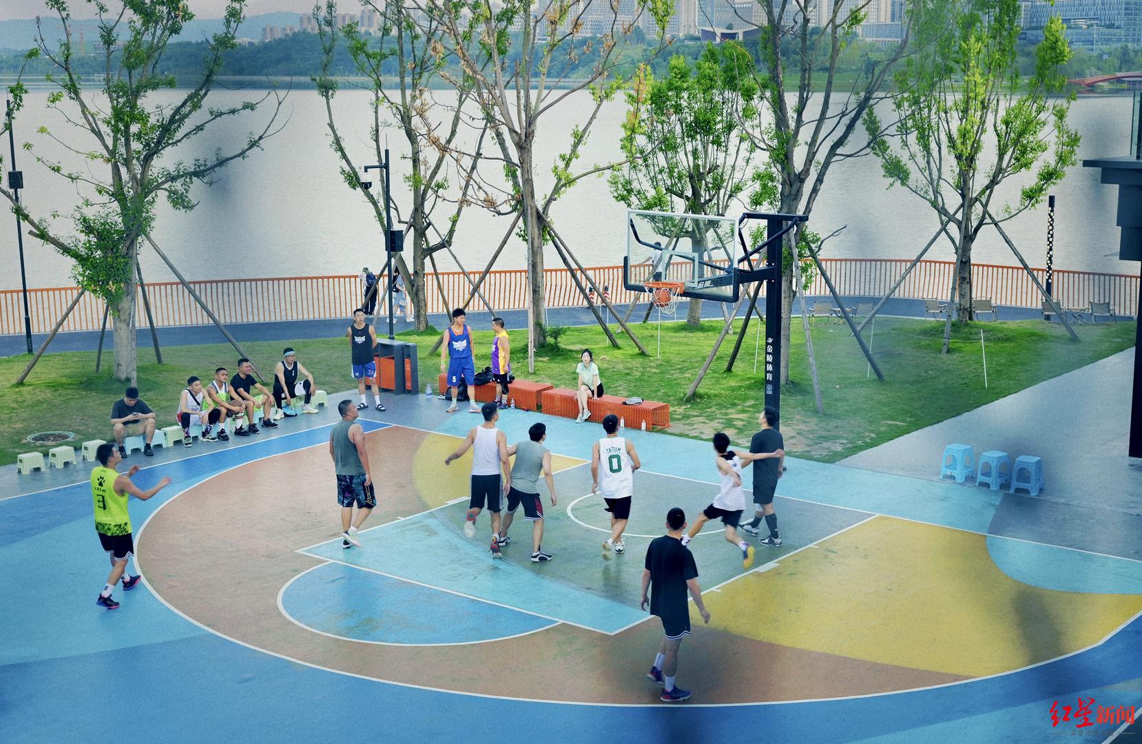 成都哪里有少儿篮球比赛(成都“湖畔球场”成新晋网红打卡地 24小时免费开放助力全民健身)
