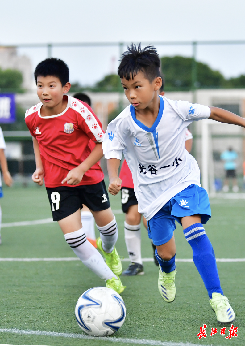 小学生足球一个队多少人(踢球和学习一个都不能落!