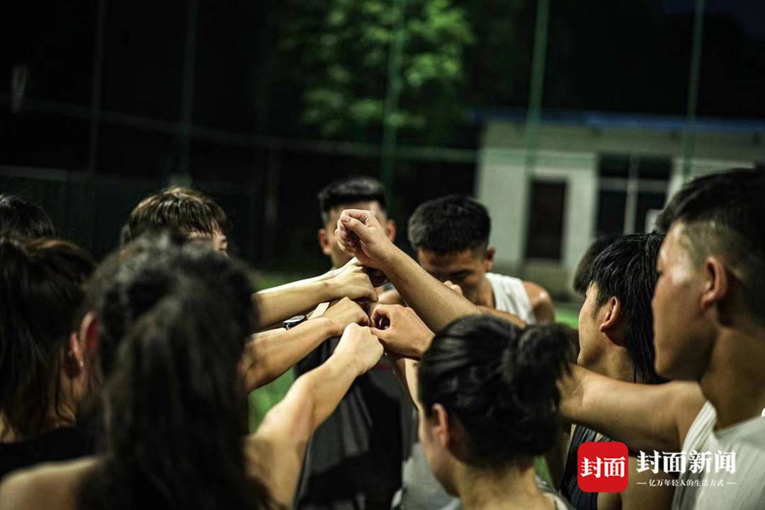 什么足球鞋可以打橄欖球（不穿盔甲沒有沖撞的腰旗橄欖球 登陸成都才半年就有上萬人玩丨一起來玩吧）