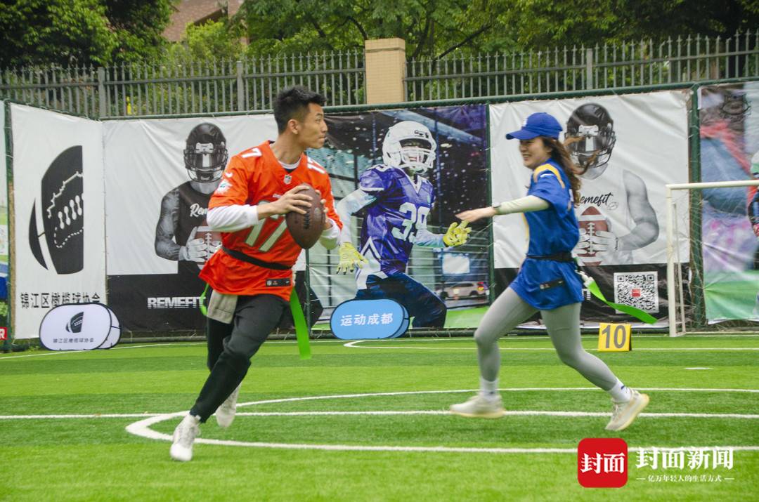 什么足球鞋可以打橄欖球（不穿盔甲沒有沖撞的腰旗橄欖球 登陸成都才半年就有上萬人玩丨一起來玩吧）