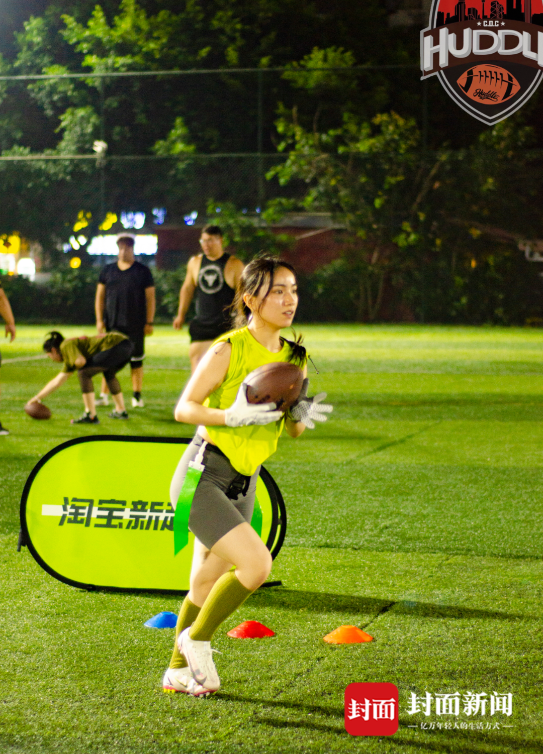 什么足球鞋可以打橄欖球（不穿盔甲沒有沖撞的腰旗橄欖球 登陸成都才半年就有上萬人玩丨一起來玩吧）