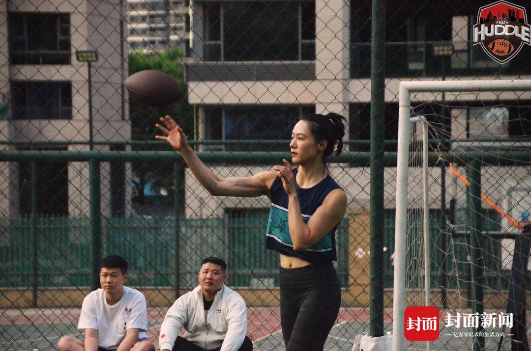 什么足球鞋可以打橄欖球（不穿盔甲沒有沖撞的腰旗橄欖球 登陸成都才半年就有上萬人玩丨一起來玩吧）