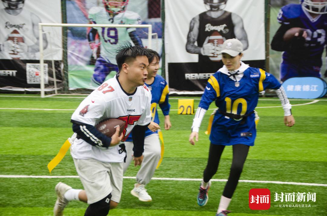 什么足球鞋可以打橄欖球（不穿盔甲沒有沖撞的腰旗橄欖球 登陸成都才半年就有上萬人玩丨一起來玩吧）