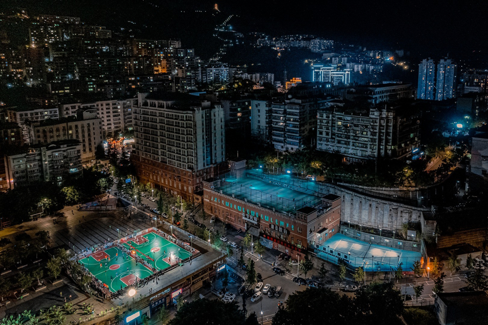 篮球场的夜晚艺术照(2022重庆市全民健身摄影比赛 夜动奉节 夜幕下的空中灯光球场)
