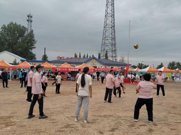 和朋友们一起玩足排球(内蒙古西部小镇的“排球热”)