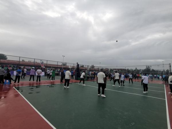 和朋友们一起玩足排球(内蒙古西部小镇的“排球热”)