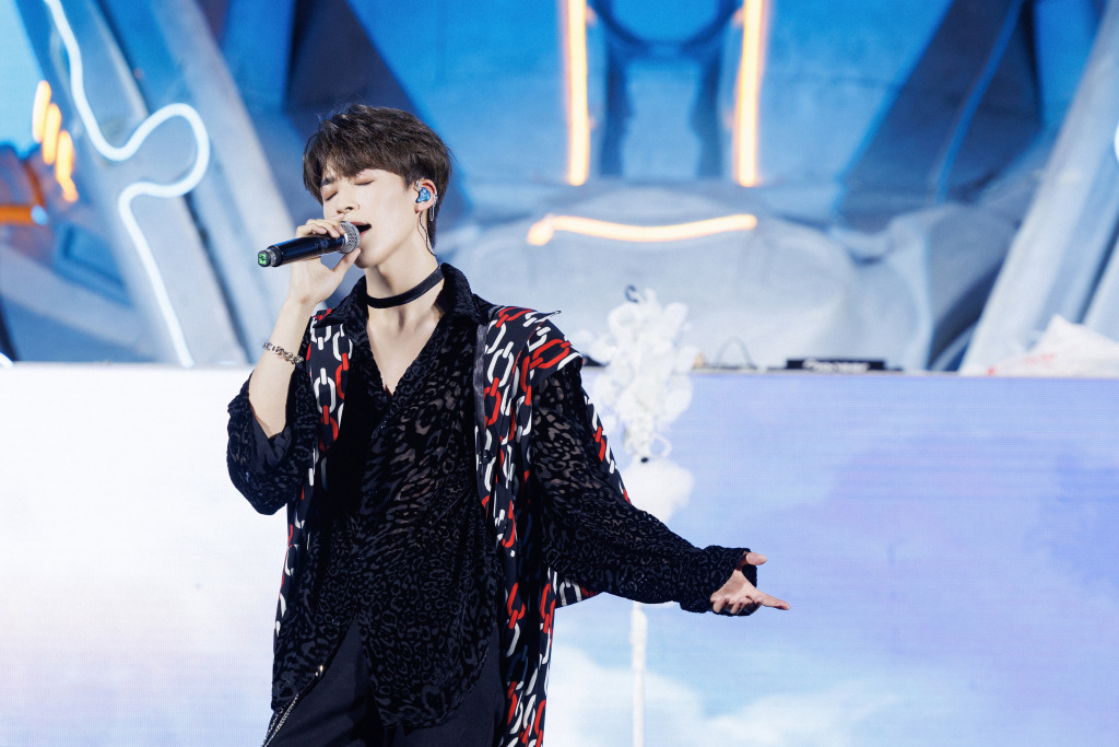 何洛洛天空音乐会《环游宇宙》舞台写真 精致boy展魅力嗓音