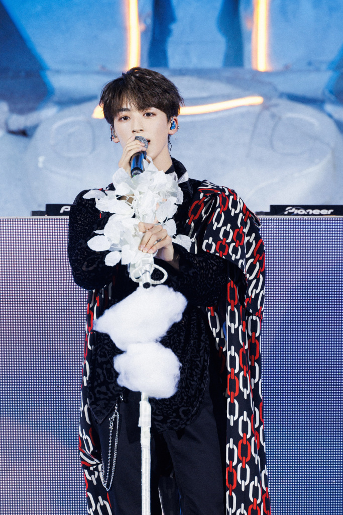 何洛洛天空音乐会《环游宇宙》舞台写真 精致boy展魅力嗓音