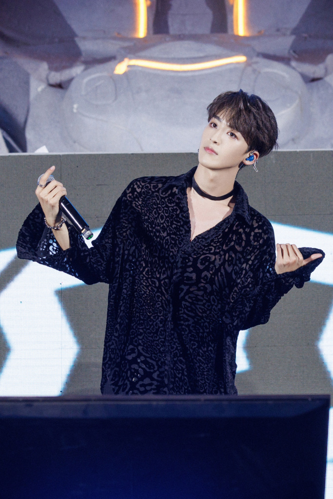 何洛洛天空音乐会《环游宇宙》舞台写真 精致boy展魅力嗓音