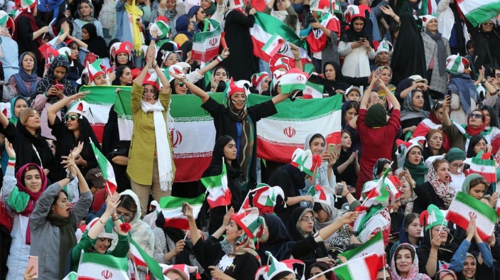 观看足球赛(时隔43年，伊朗允许女球迷入场观看本国联赛)