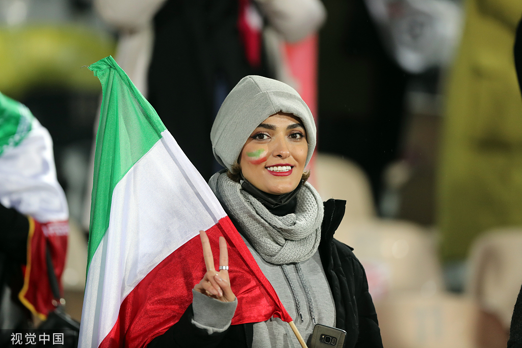 观看足球赛(时隔43年，伊朗允许女球迷入场观看本国联赛)