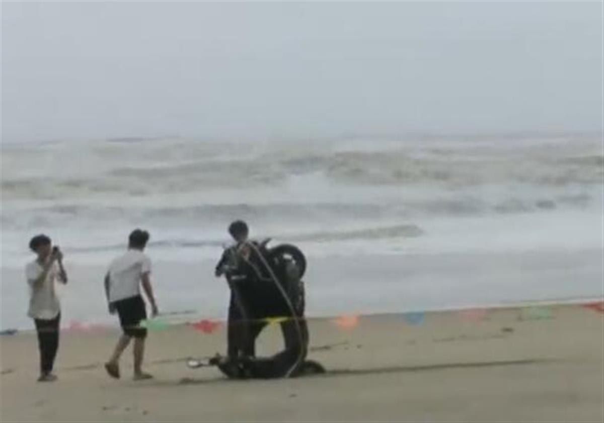 海边踩单车都出事(三男子沙滩上骑车突然栽倒，记者直播台风正好录下全过程)