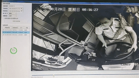 浙江街头一女子卷入车底，全身动弹不得…