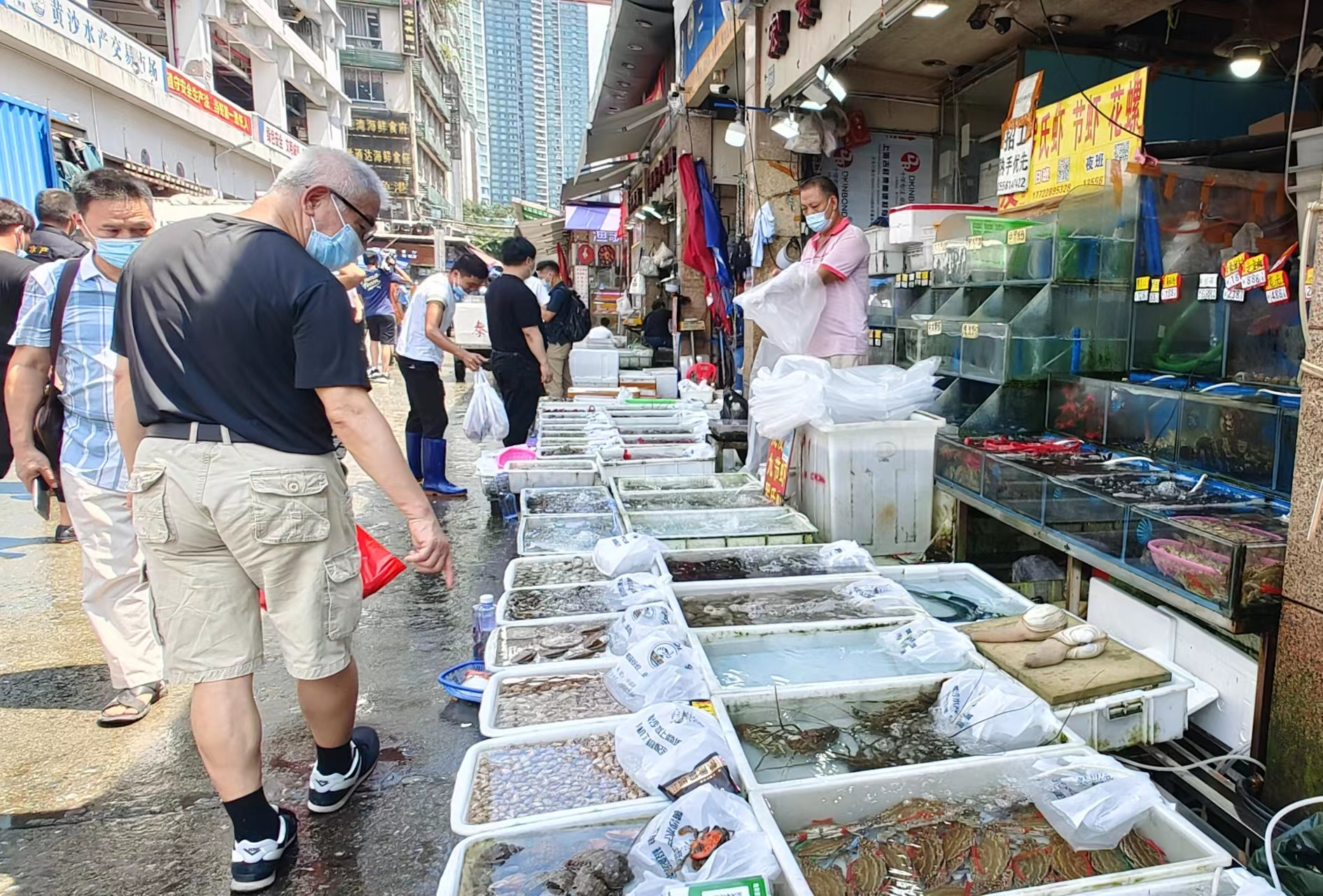 黄沙水产市场看到,这里进出车辆人群络绎不绝,新鲜生猛的多种海鲜水产