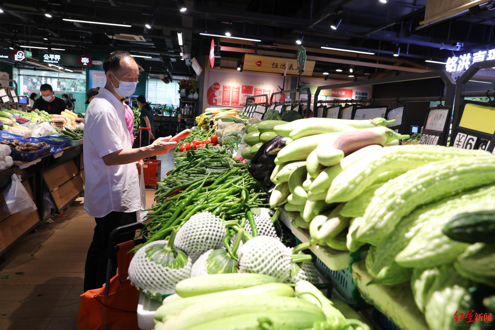 成都61家益民菜市正常运营,两大批发市场日均供应蔬菜1.6万吨