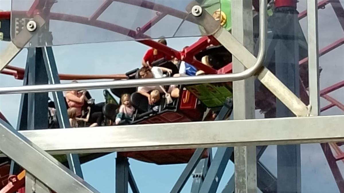 用大型器械把卡在过山车上的人们一一接下,这场惊险的事故才告一段落