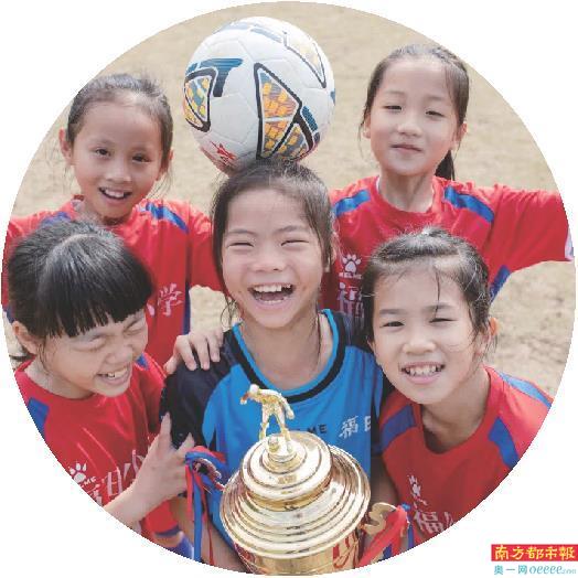 小學足球教育策略（小學足球教育如何培育“鏗鏘小玫瑰”？）