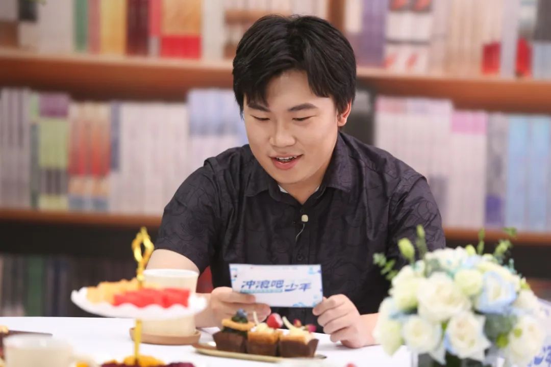 "镜头里,一个叫安森垚的年轻人挑起话头:"以前,也没多久,一亿多年以前