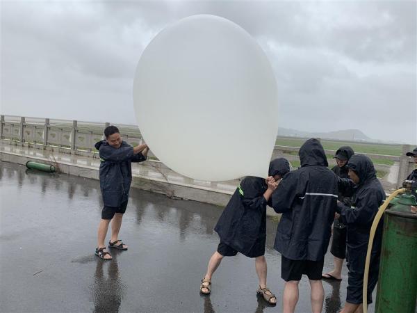 央视解说只能聊天气(强台风一来他们就兴奋地开车去追，就为了拍视频？这不是玩命吗？值得吗？)