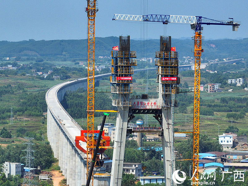 航拍国内在建高速铁路最大跨度钢混斜拉桥——六景郁江特大桥