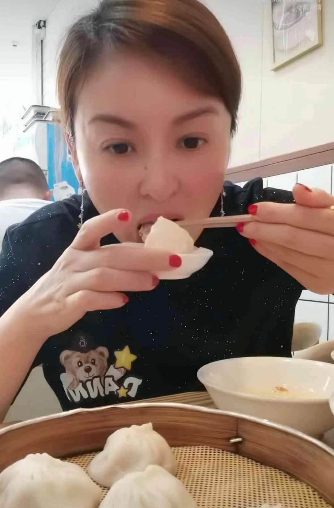 全靠严格的身材管理(女明星身材管理有多严格？戴娇倩吃包子只吃肉馅，与人共喝一碗汤)