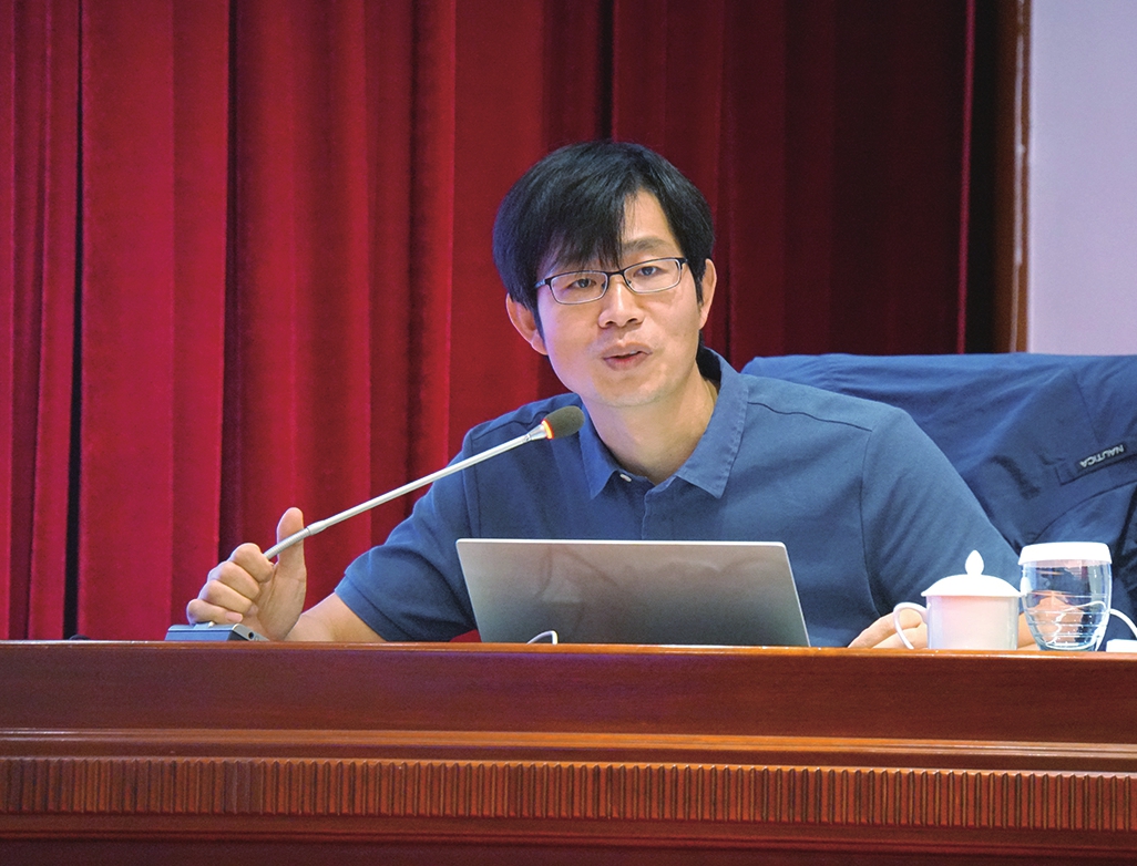 中国摄影金像奖获得者周国强进行授课.