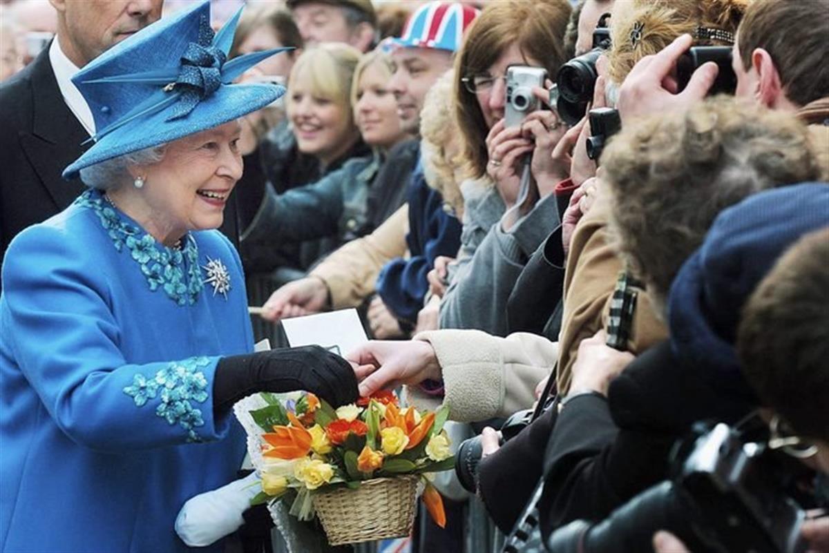 英国为什么不废除王室(在位70年的英国女王为何不提前退位？外媒：有九大原因)