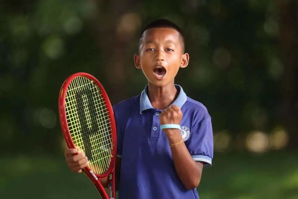 昆明免费的网球场(背背篓的少年一战成名，这些佤族孩子用网球“逆袭人生”)