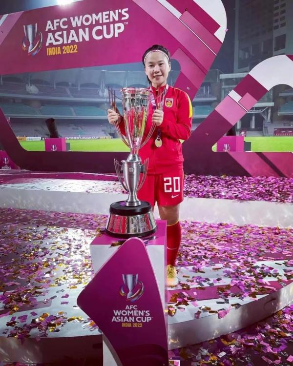 上海大学足球队员名单(助中国女足重回王座的“绝杀者”上大学了，肖裕仪成为2022级上海新生)