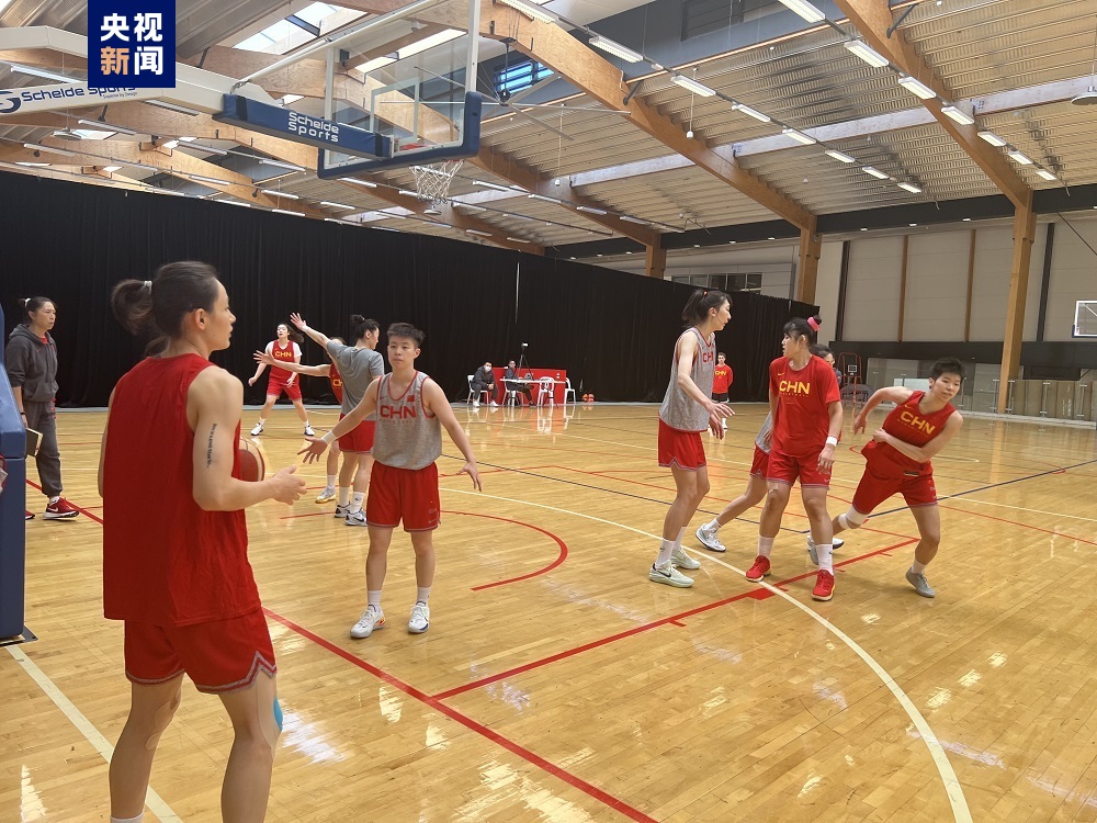 女篮世界杯中国對法国(中国女篮抵达悉尼 冲刺2022女篮世界杯)