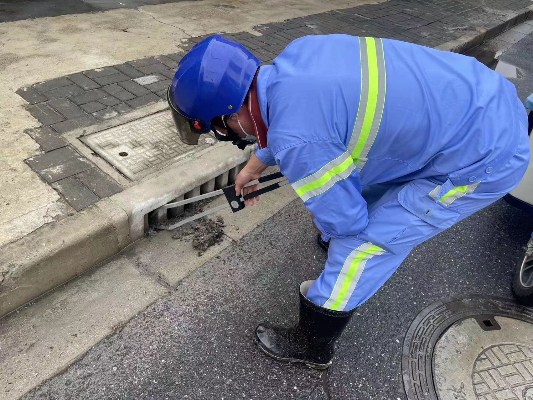 北站街道防台防汛：集结抢险队、维护摩天轮、排查高坠隐患