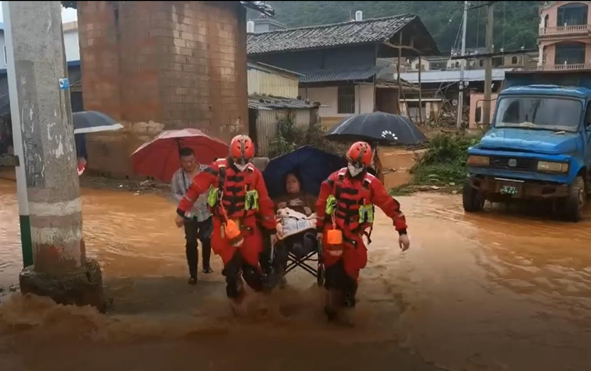 街头篮球雨男视频(云南泸西县突降破纪录暴雨，多支队伍前往救援)