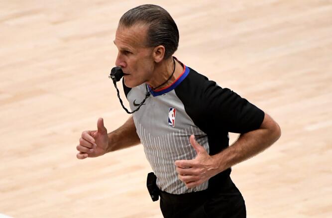 nba裁判工资多少（NBA裁判曝光：最少25万，10位名哨55万）-华海博客