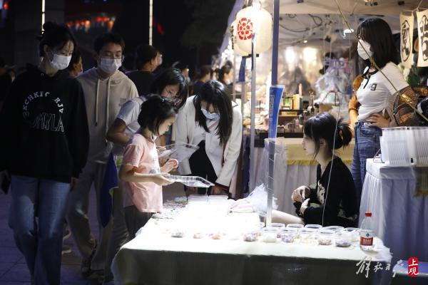 上海哪里还有夜排挡(秋风送爽，上海“首尔夜市”人气旺……)