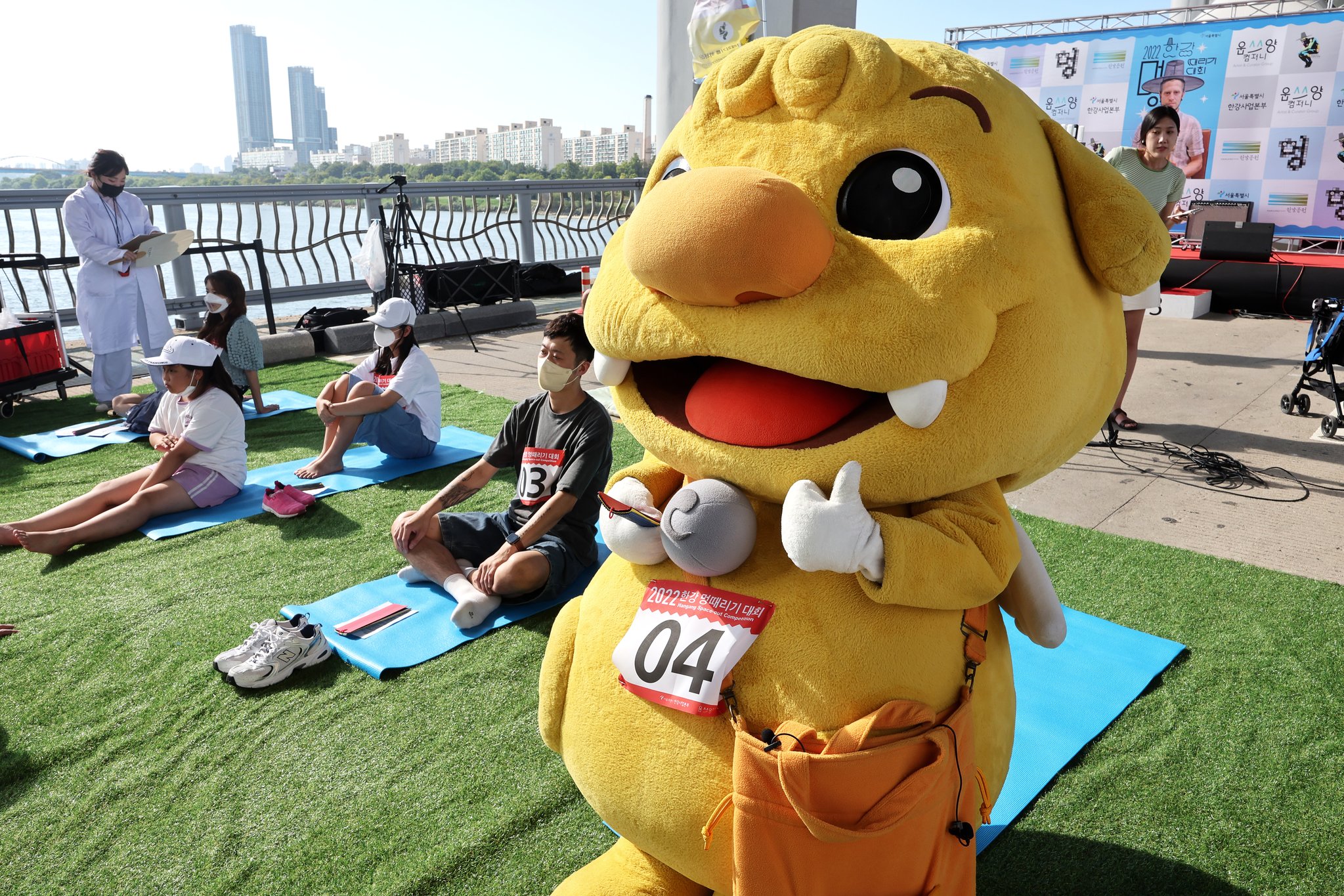 现场图片来啦(韩国"汉江发呆大赛"时隔三年重启:90分钟内比拼发呆状态