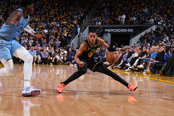 我不能让自己的续约问题影响球队(NBA | 勇士开启卫冕赛季 三大主力续约问题令管理层头疼)