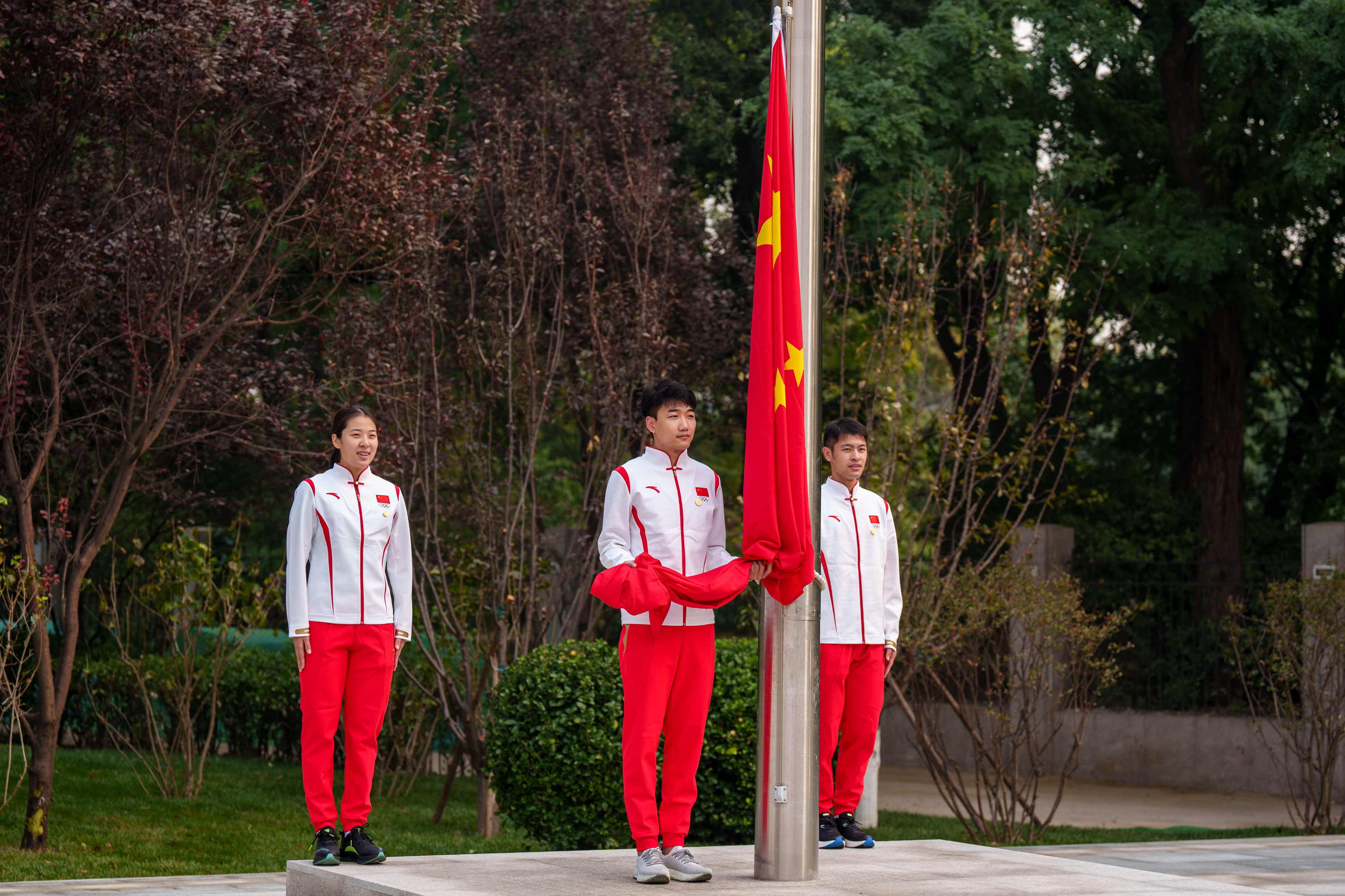 升旗仪式,北京冬奥会速滑冠军高亭宇担任执旗手.