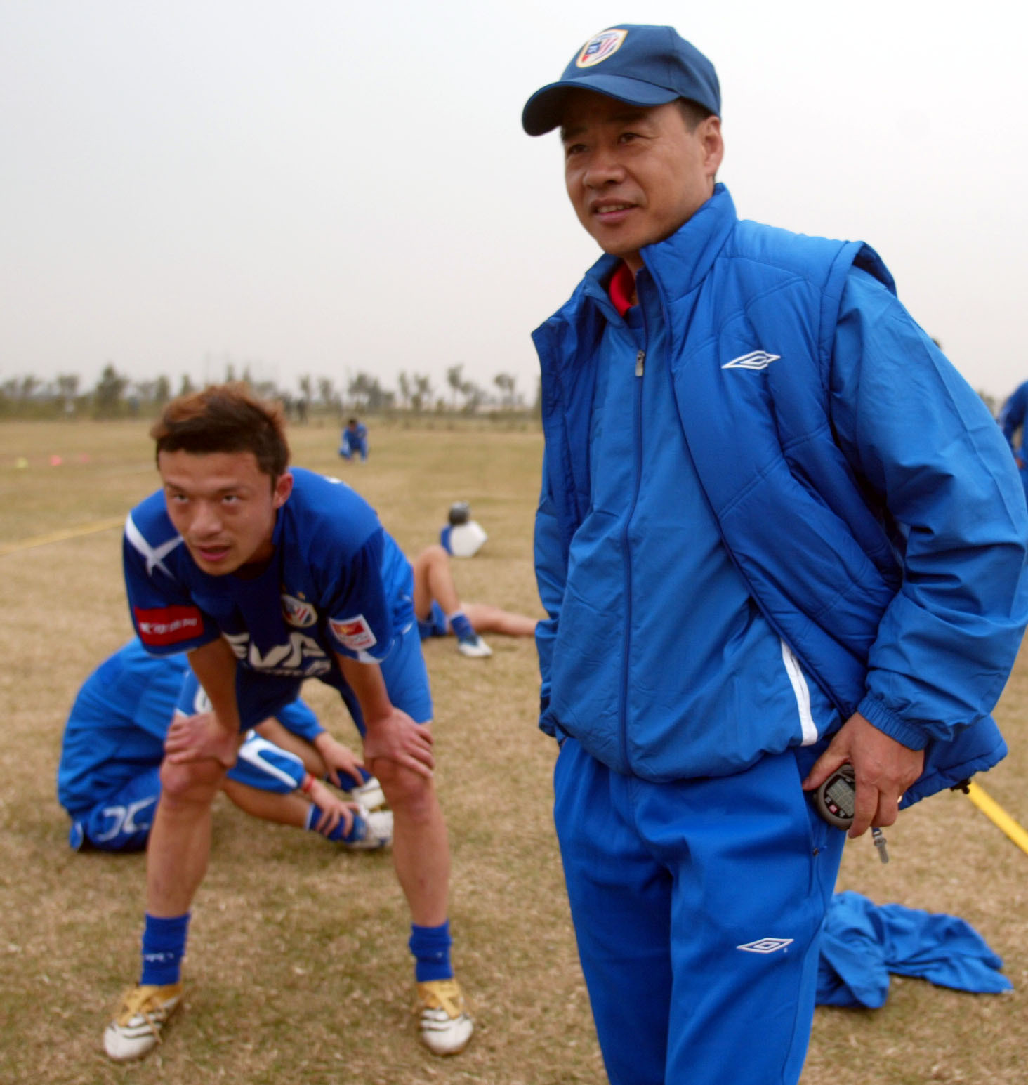 2021中超广州队vs深圳完整(压着打VS收着打，两代上海足球人交锋，中超需要谢晖吴金贵)