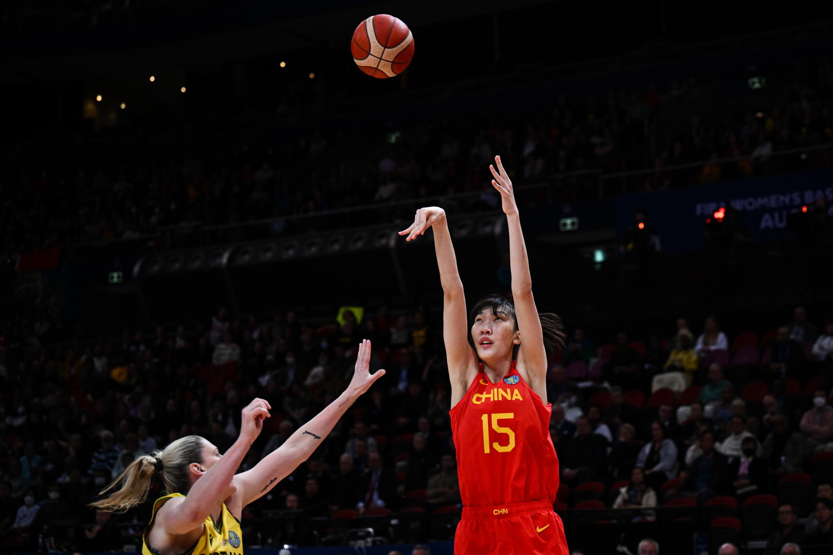 中国女篮挺进世界杯决赛！明日14时，与美国女篮争冠