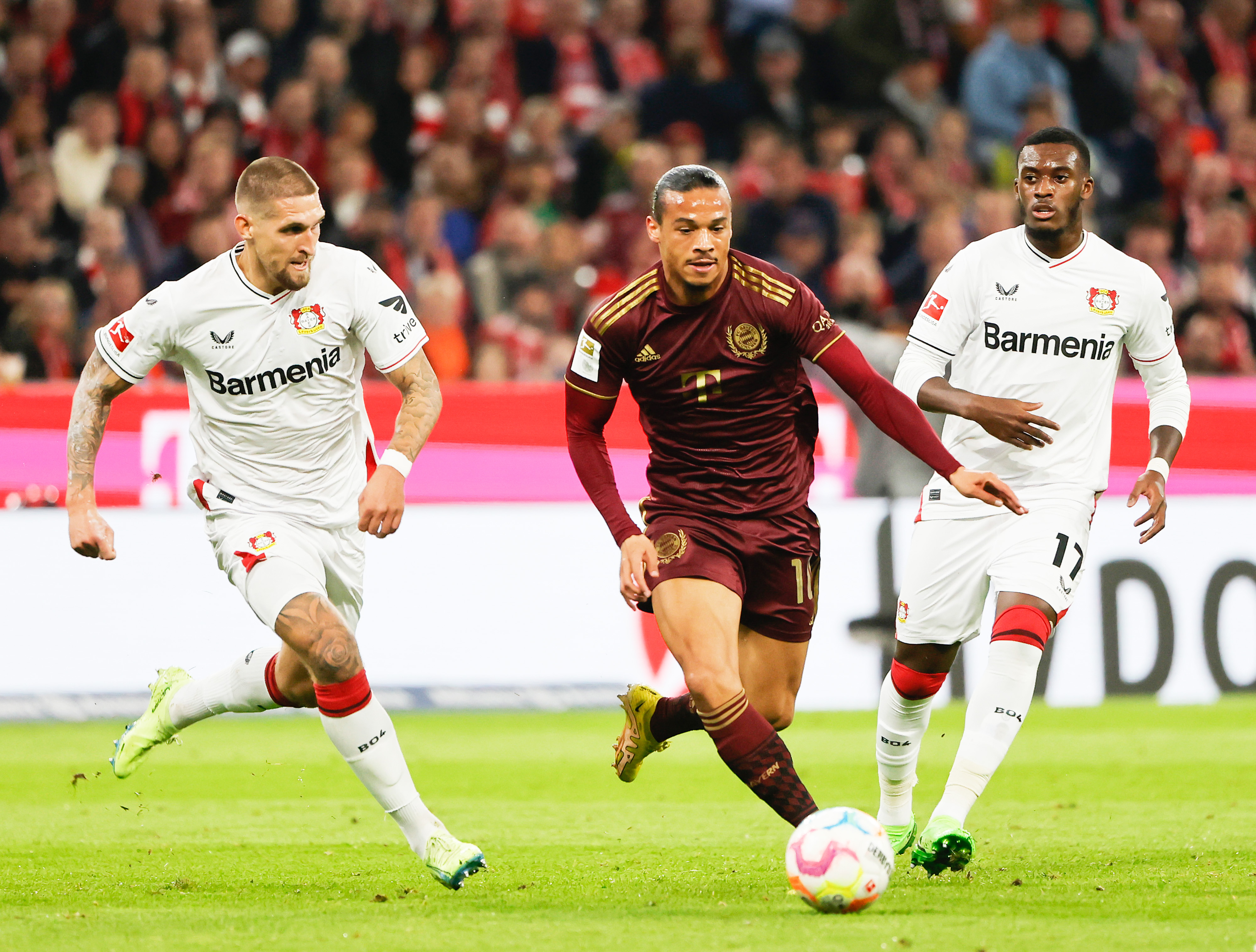 新华社发(菲利普·鲁伊兹摄)9月30日,拜仁慕尼黑队球员穆西亚拉(左二