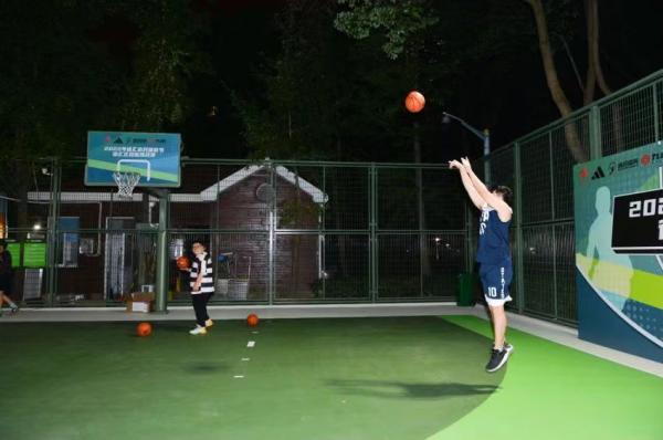 附近哪有篮球场(更漂亮、更智能、更便利！上海“篮球圣地”徐家汇公园篮球场，回来啦)
