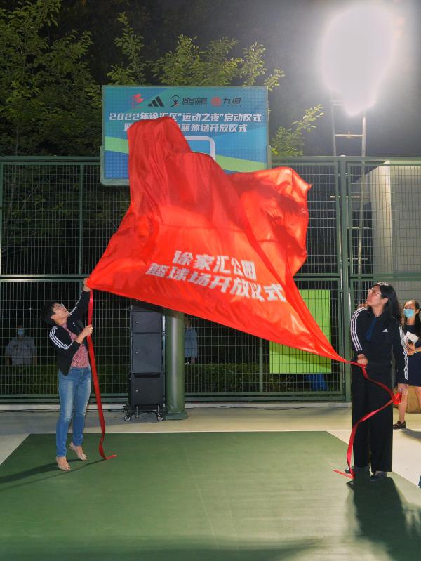附近哪有篮球场(更漂亮、更智能、更便利！上海“篮球圣地”徐家汇公园篮球场，回来啦)