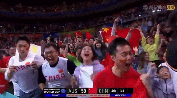 澳大利亚人唱中国国歌(全场齐唱《最炫民族风》，女排现场也成中国“主场”了)