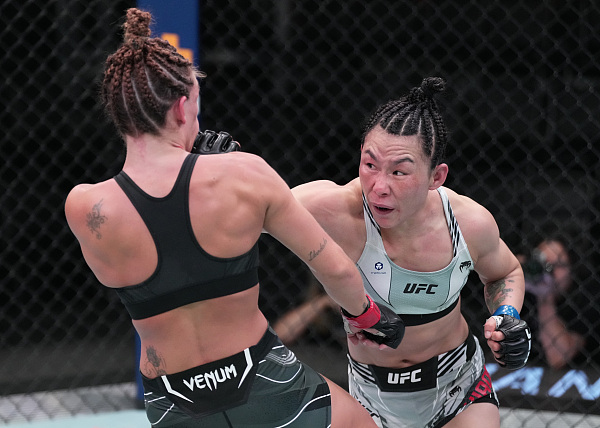 闫晓楠冲击UFC冠军挑战权失利(UFC | 闫晓楠力挫柔术女王 重返争冠之列)