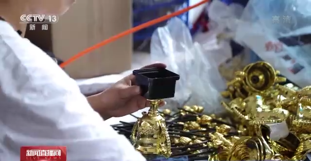 世界杯周边发生的大事（卡塔尔世界杯快来了，义乌很忙：70%周边商品来自义乌制造）