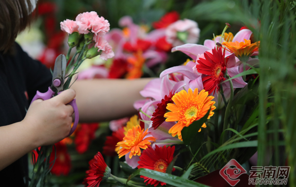 花篮多少钱一对（花开灿烂会有时-昆明花店“十一”假日赶制订单花篮）