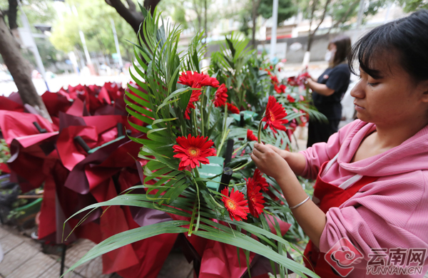 花篮多少钱一对（花开灿烂会有时-昆明花店“十一”假日赶制订单花篮）