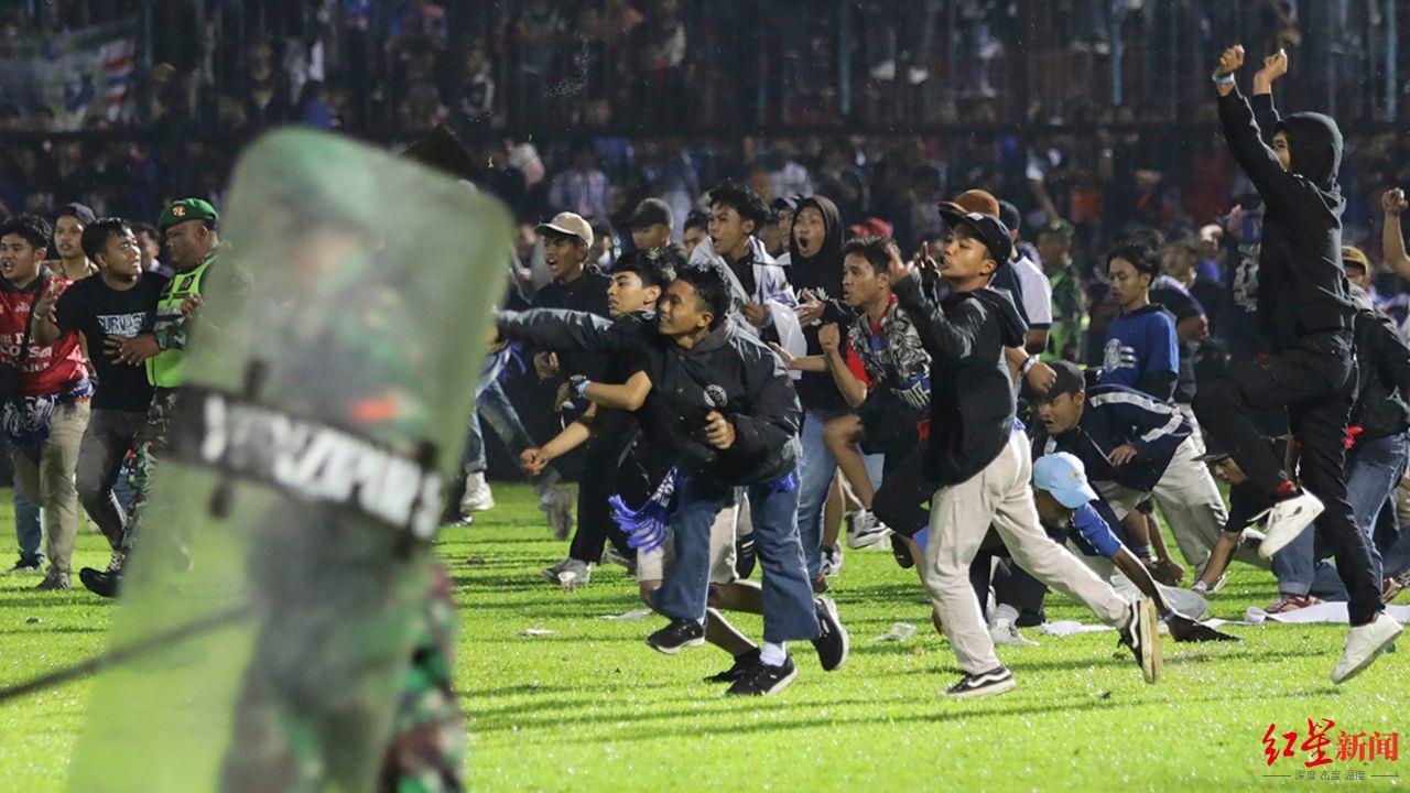 印尼足球骚乱：政府反对派质疑警察使用催泪瓦斯的合法性